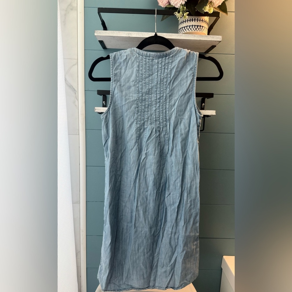 Vineyard Vines Pintuck Pleated Chambray Sleeveless Button-Front Shift Dress | XS - Picture 4 of 7